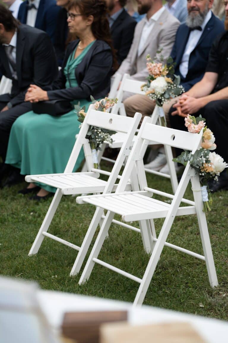 00463-florian-knusper-hochzeitsfotograf-wuerzburg-stuehle-mit-blumendeko-Hotel Freihof Prichsenstadt