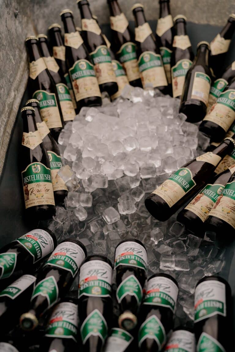 00464-florian-knusper-hochzeitsfotograf-wuerzburg-eisgekuehlte-bierflaschen-Brückenbaron