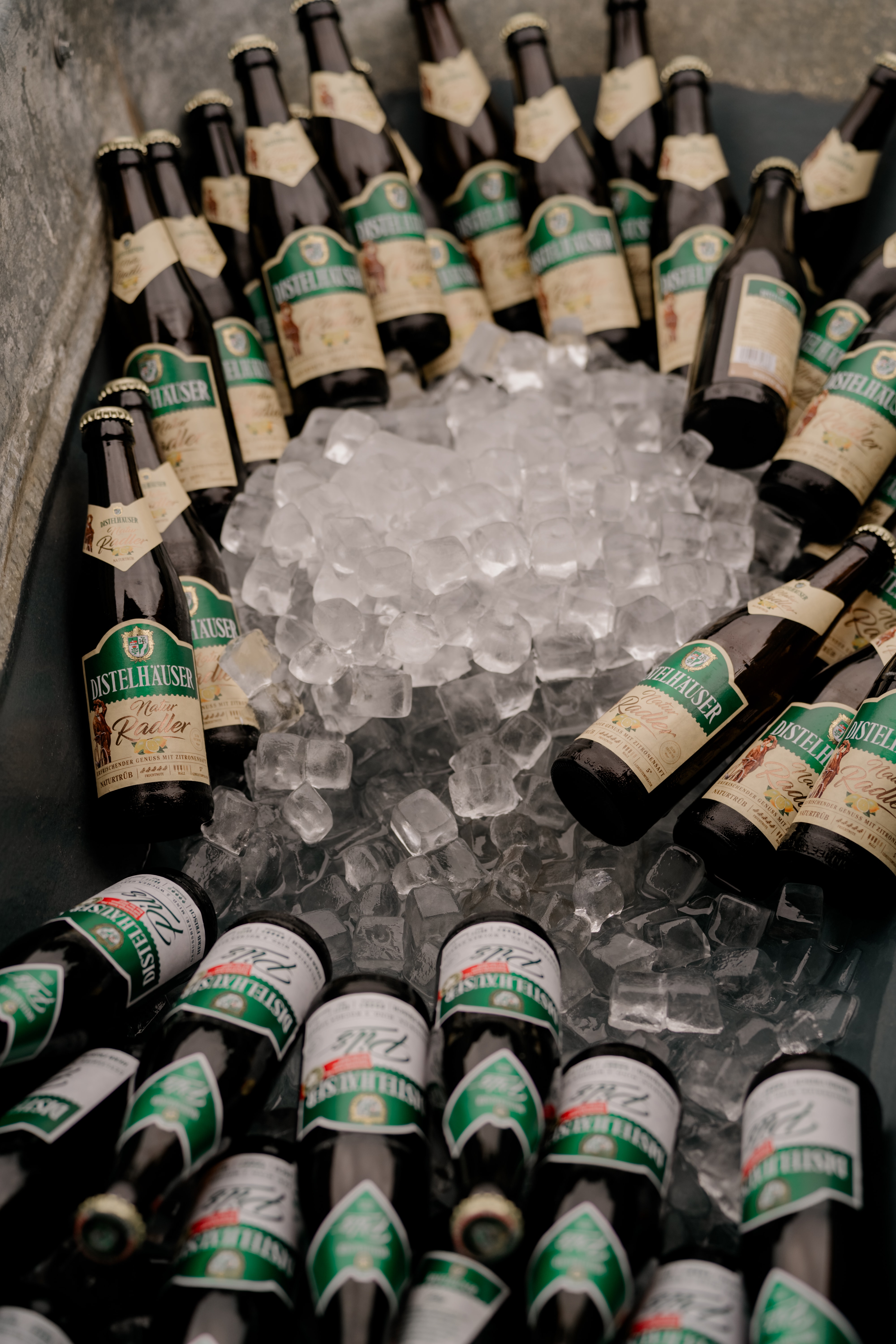 Bierflaschen auf Eis für Hochzeitsfeier