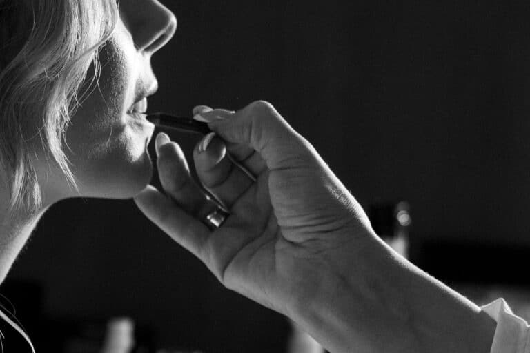 00470-2-florian-knusper-hochzeitsfotograf-wuerzburg-make-up-vorbereitung-Villa Oriental