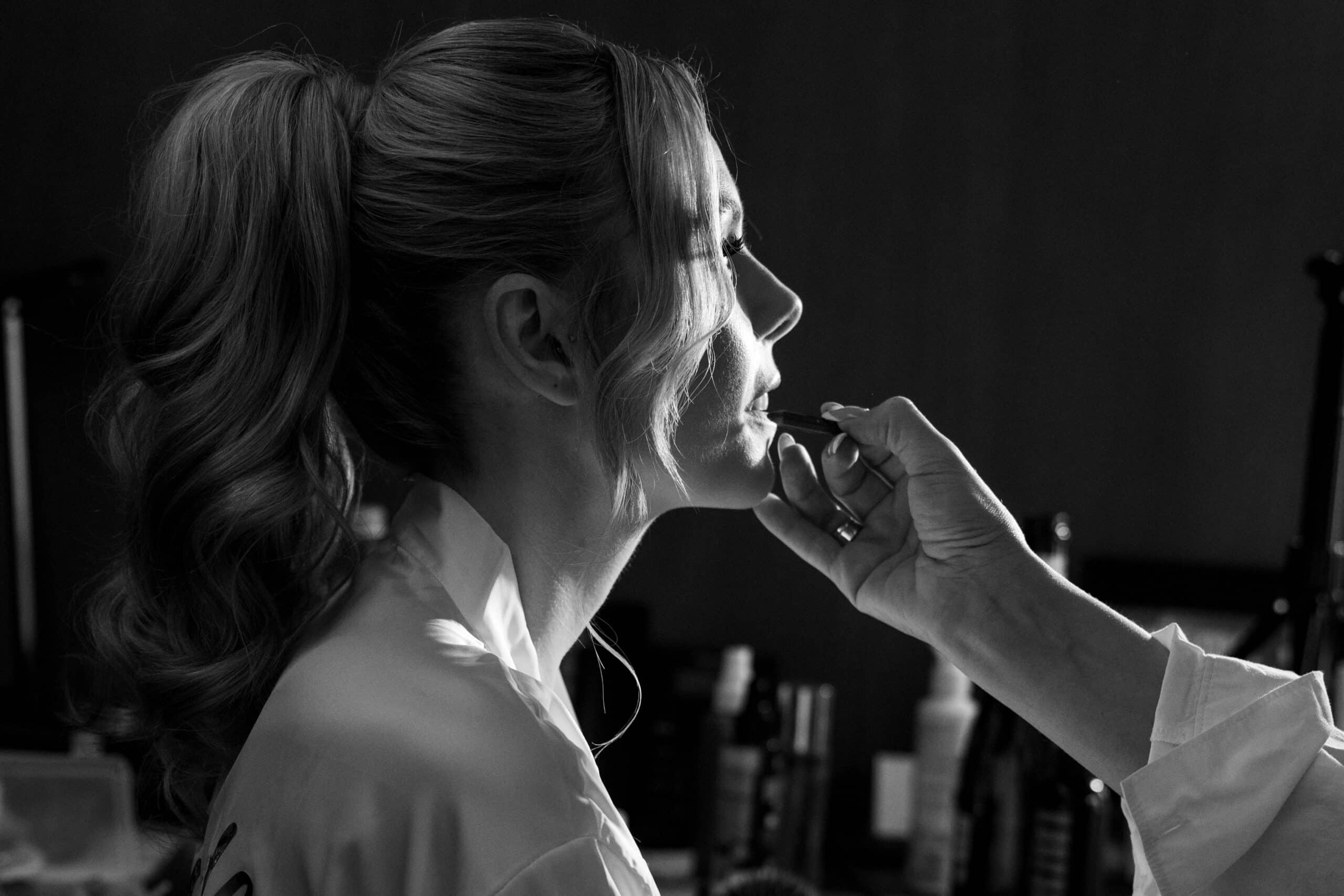 00470-florian-knusper-hochzeitsfotograf-wuerzburg-braut-beim-makeup-villa oriental