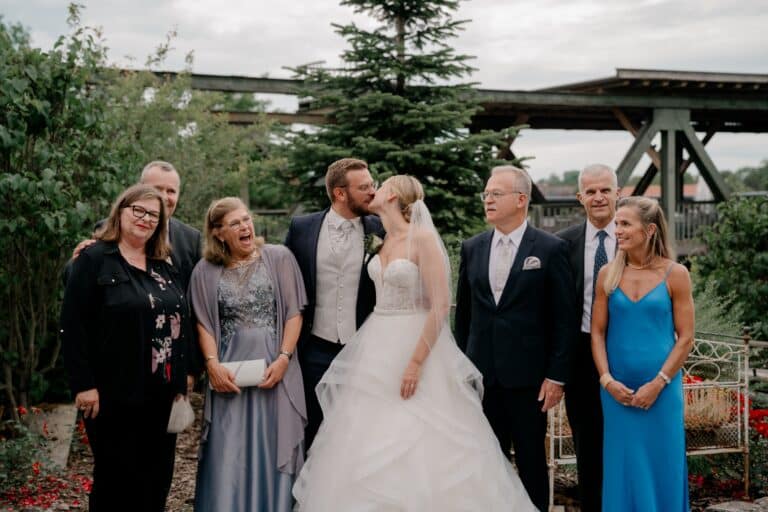 00481-florian-knusper-hochzeitsfotograf-wuerzburg-gruppe-von-gaesten-im-garten-Brückenbaron