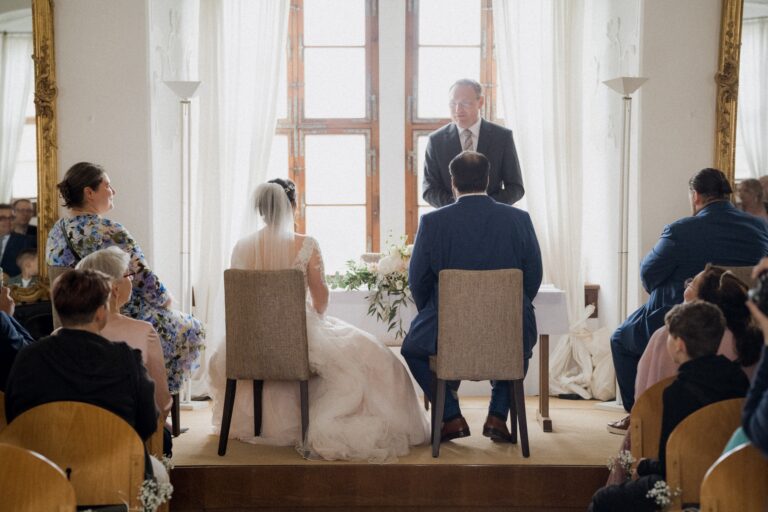 00496-florian-knusper-hochzeitsfotograf-wuerzburg-trauung-im-raum-Schloss Oberschwarzach