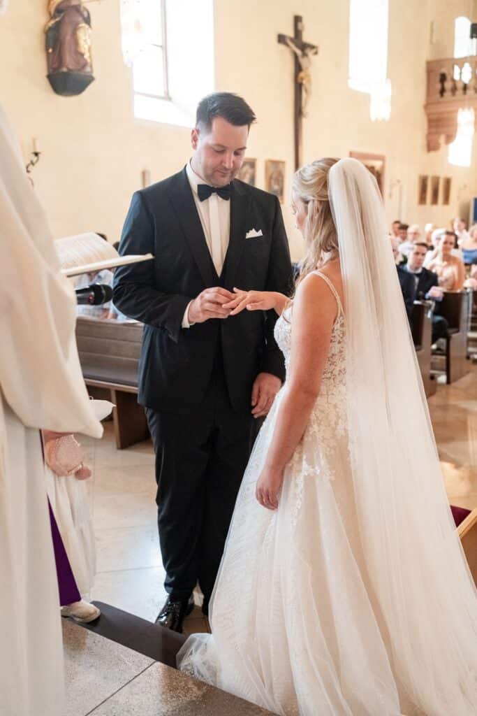 Eheringtausch in der Kirche während der Trauung
