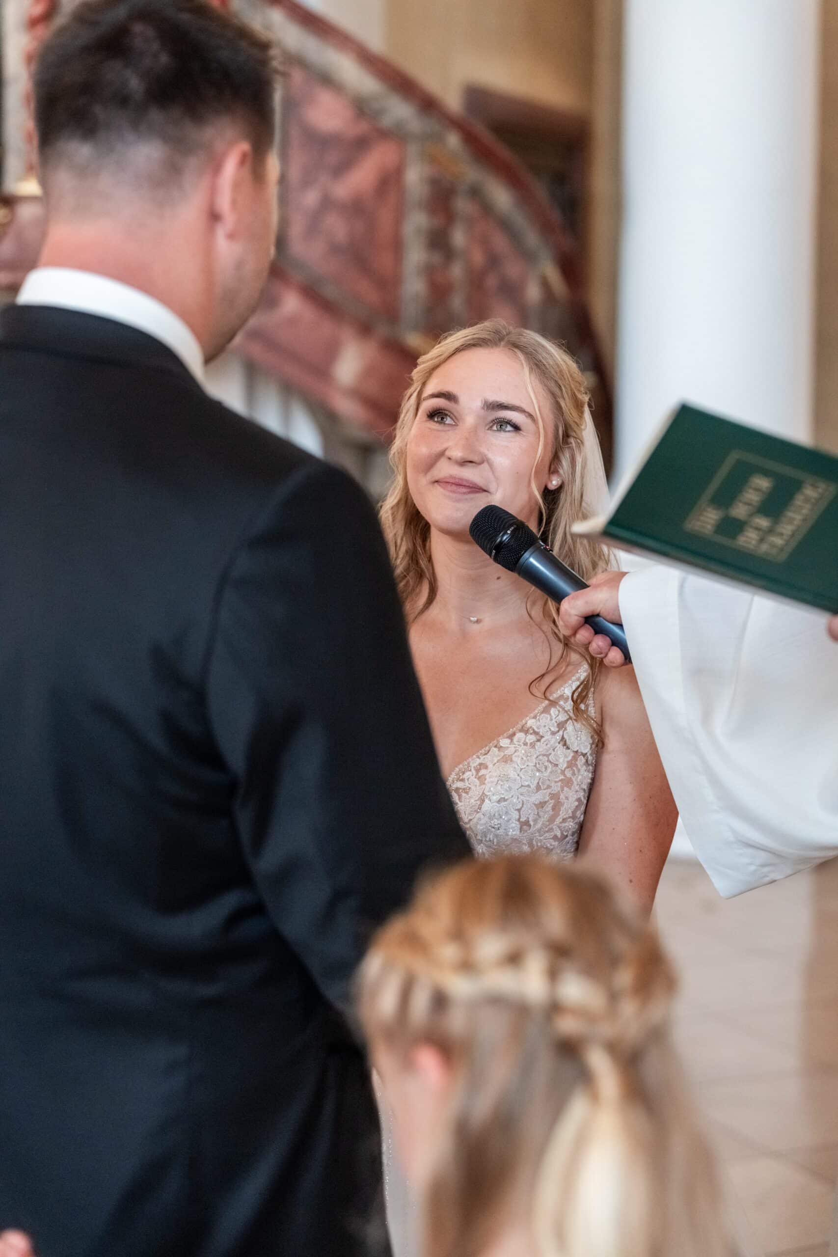 Braut und Bräutigam bei der Trauung in der Kirche