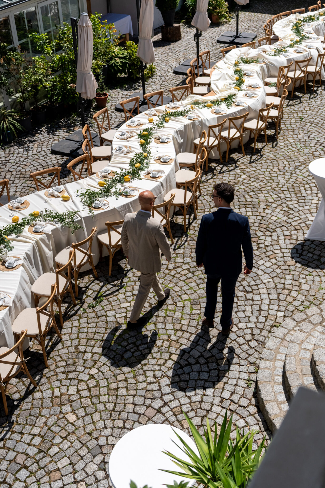Hochzeitstafel im Innenhof mit Zitronendeko