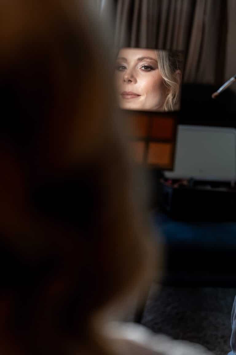 00516-florian-knusper-hochzeitsfotograf-wuerzburg-braut-im-schminkspiegel-Villa Oriental