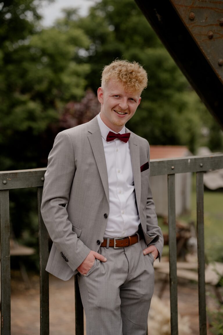 00524-florian-knusper-hochzeitsfotograf-wuerzburg-junggeselle-im-garten-Brückenbaron