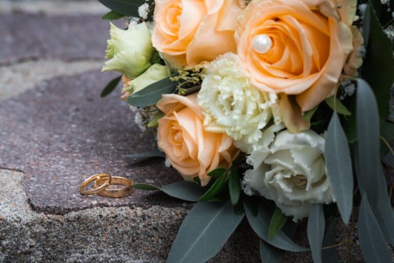 00526-florian-knusper-hochzeitsfotograf-wuerzburg-blumenstrauss-und-eheringe