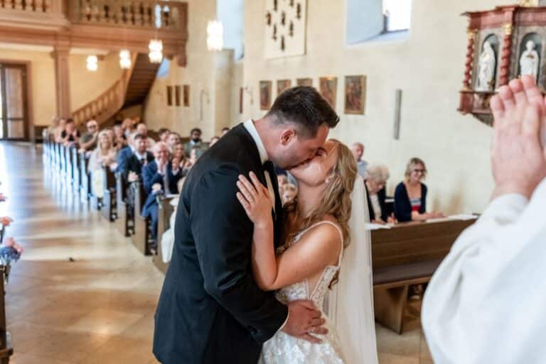 00527-florian-knusper-hochzeitsfotograf-wuerzburg-paar-kuss-in-kirche-Kloster Bronnbach