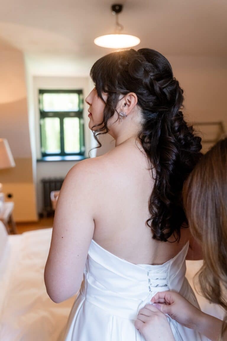 00530-florian-knusper-hochzeitsfotograf-wuerzburg-brautkleid-anprobe-zimmer-hofgut hünnersdorf