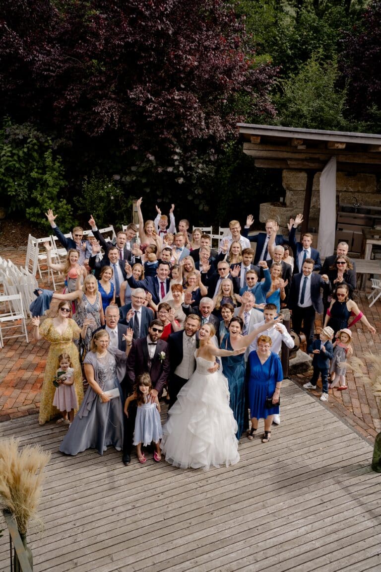 00538-florian-knusper-hochzeitsfotograf-wuerzburg-gruppe-von-gaesten-Brückenbaron