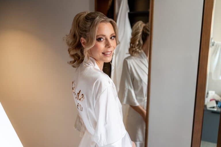 00546-florian-knusper-hochzeitsfotograf-wuerzburg-braut-im-anprobezimmer-Villa Oriental