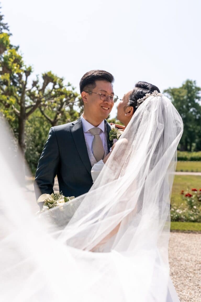 00547-florian-knusper-hochzeitsfotograf-wuerzburg-brautpaar-im-garten-Hotel Schindlerhof Nuernberg