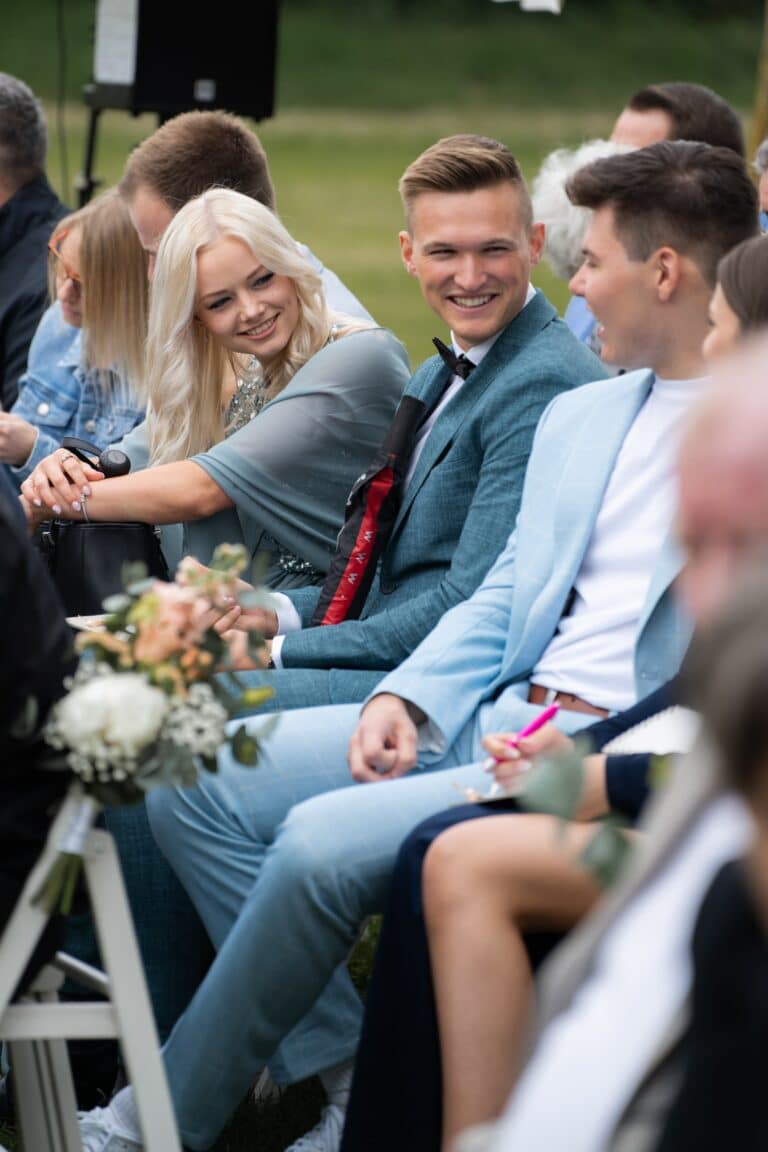 00548-florian-knusper-hochzeitsfotograf-wuerzburg-gaeste-bei-hochzeit-Hotel Freihof Prichsenstadt