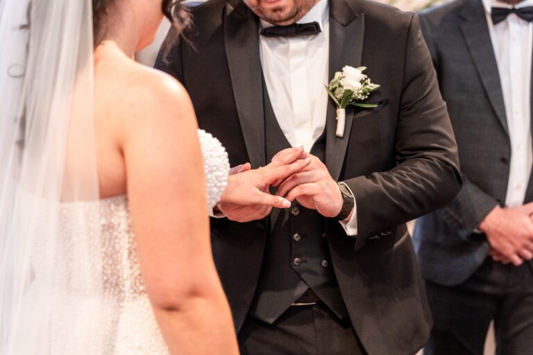 00550-florian-knusper-hochzeitsfotograf-wuerzburg-brautpaar-tausch-der-ringe-villa-oriental