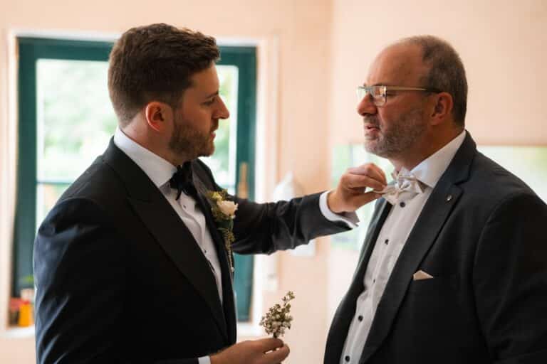00565-florian-knusper-hochzeitsfotograf-wuerzburg-vorbereitungen-im-anzug