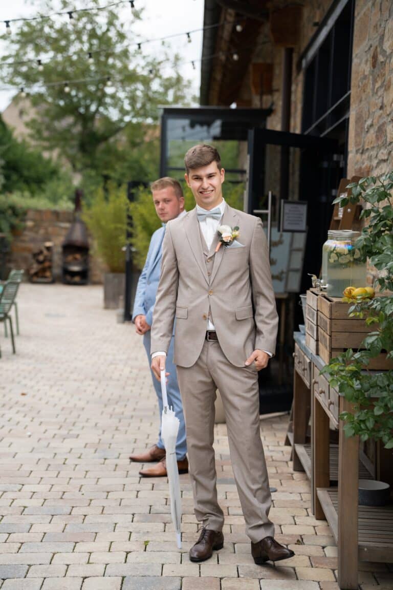 00572-florian-knusper-hochzeitsfotograf-wuerzburg-anzug-im-garten-Hotel Freihof Prichsenstadt