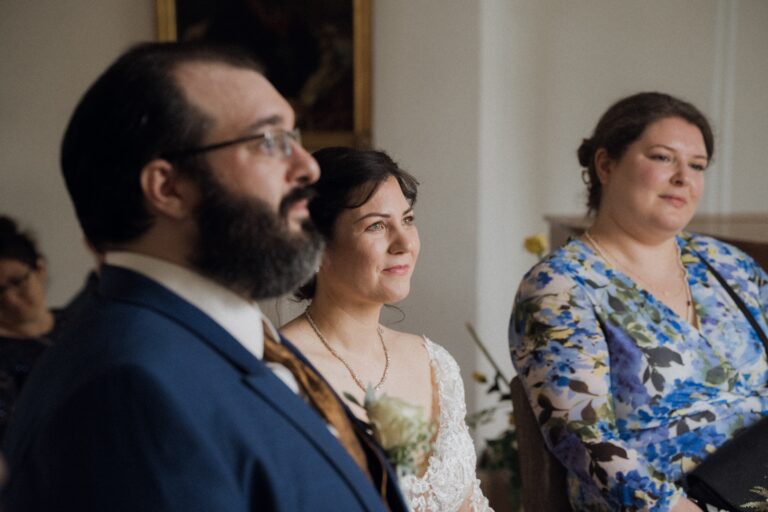 00574-florian-knusper-hochzeitsfotograf-wuerzburg-hochzeitspaerchen-mit-gaesten-Schloss Oberschwarzach