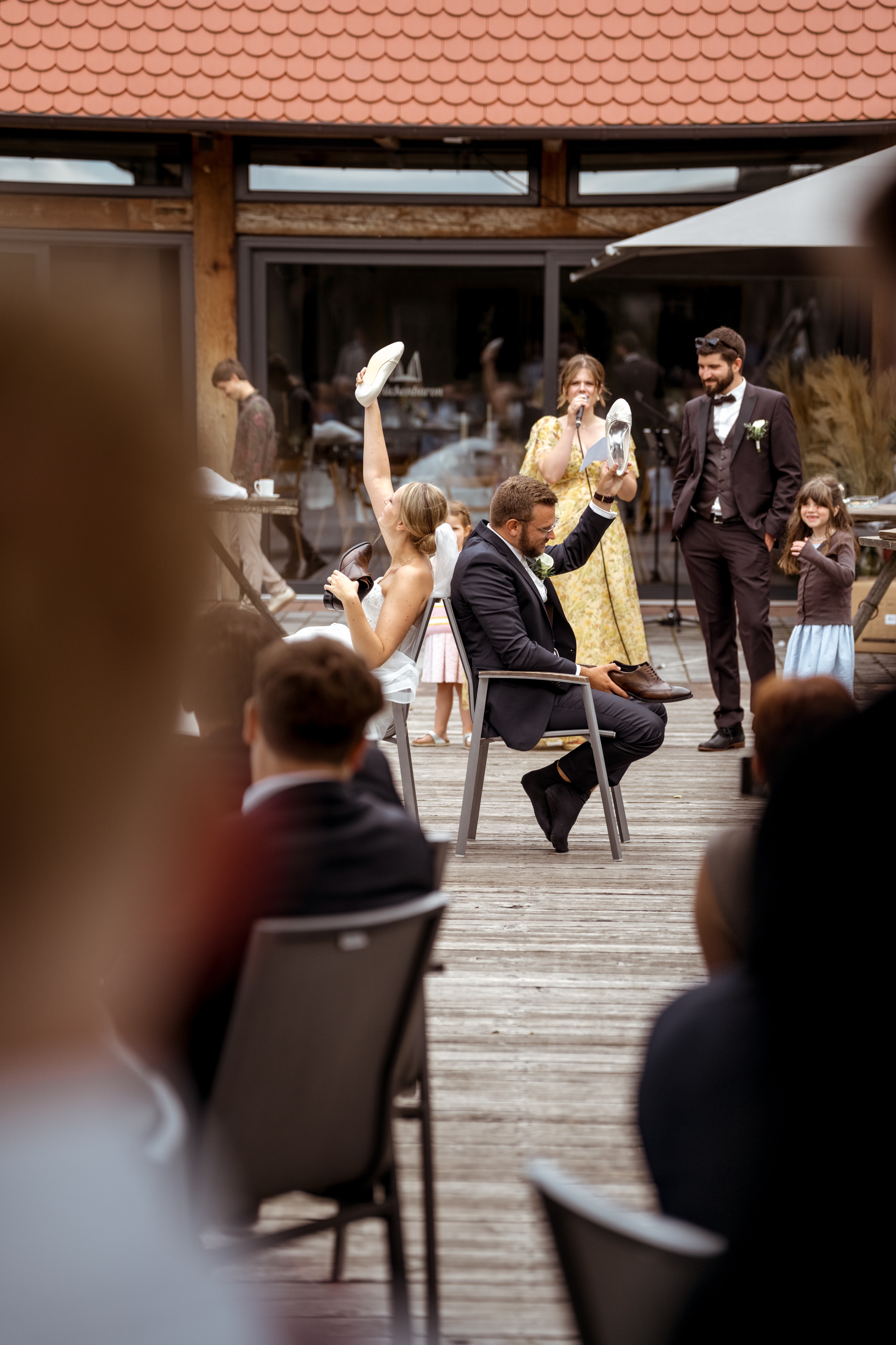 Hochzeitsspiel mit Schuhen auf Terrasse