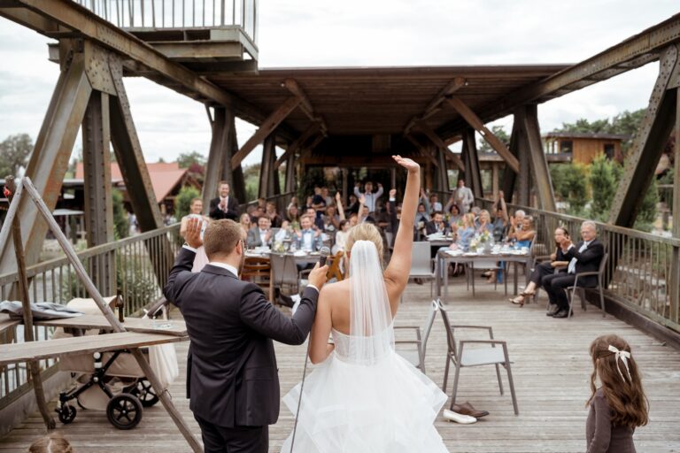 00582-florian-knusper-hochzeitsfotograf-wuerzburg-brautpaar-auf-bruecke-Brückenbaron