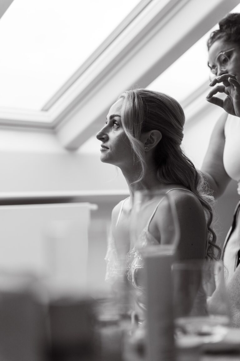 00590-2-florian-knusper-hochzeitsfotograf-wuerzburg-braut-beim-styling-villa-oriental