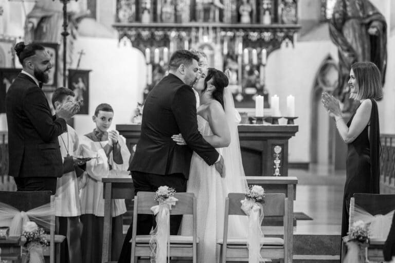 00593-2-florian-knusper-hochzeitsfotograf-wuerzburg-brautpaar-in-der-kirche-villa-oriental