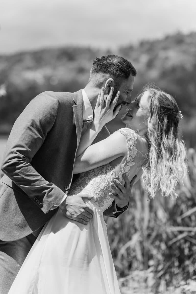 00595-2-florian-knusper-hochzeitsfotograf-wuerzburg-paar-im-garten-kuss-Das Retz