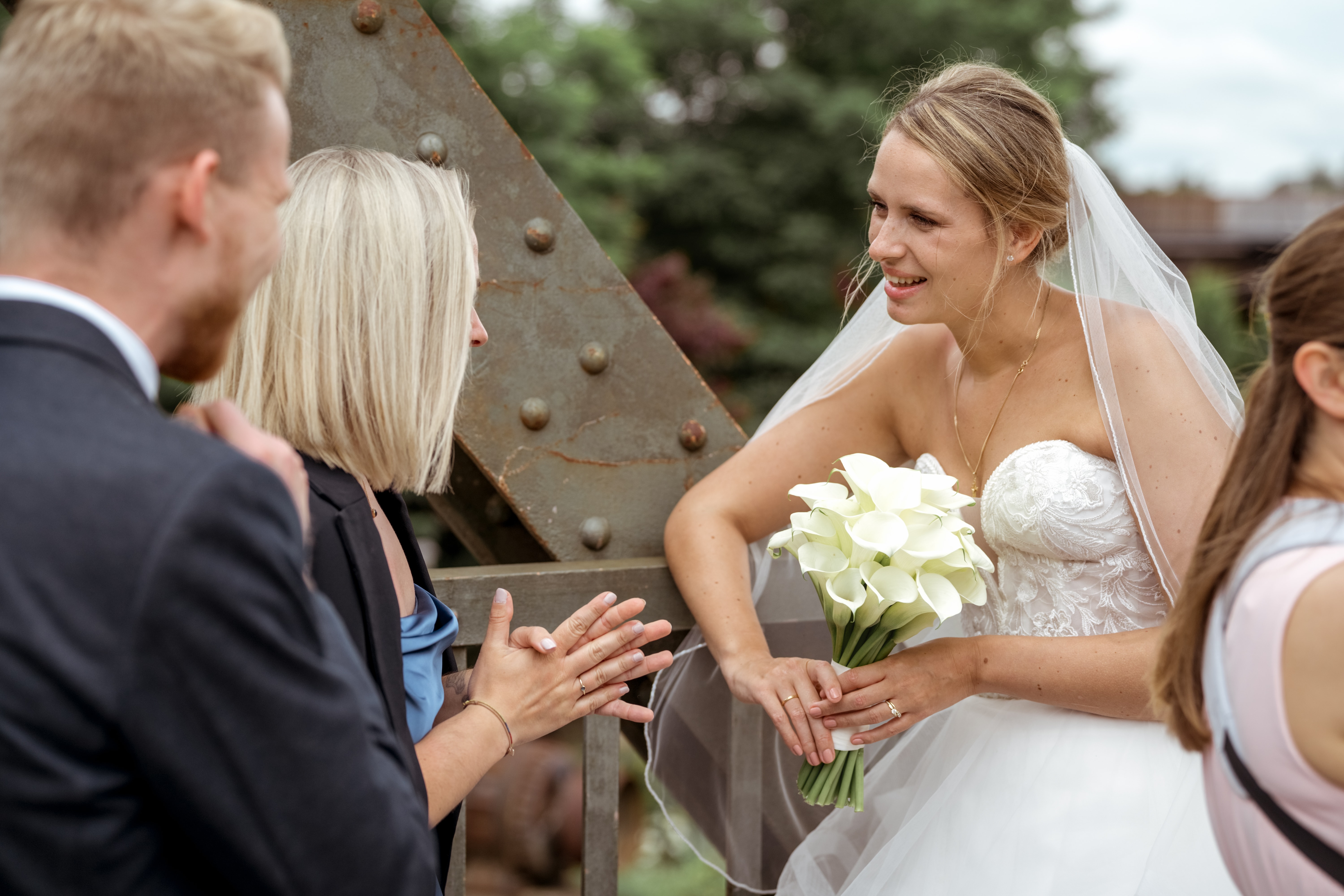 Brautgespräch mit Gästen auf Brücke bei Hochzeit