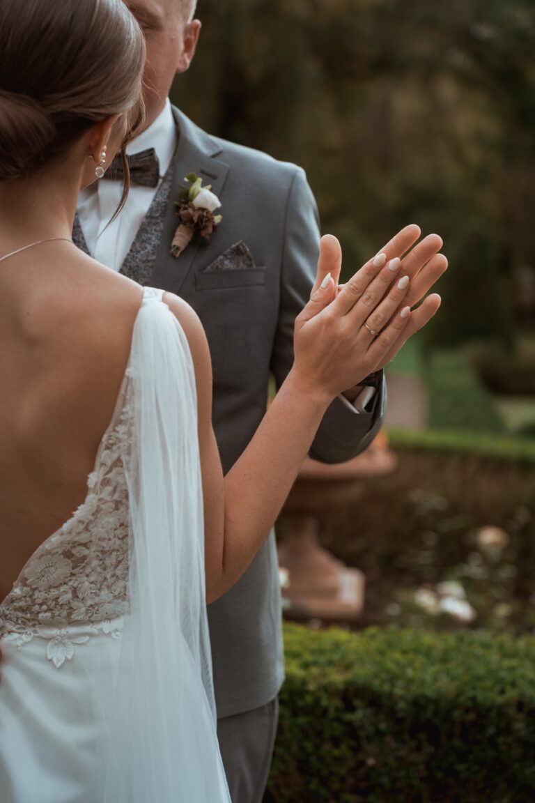 00612-florian-knusper-hochzeitsfotograf-wuerzburg-paar-beim-tanz-Schloss Zeilitzheim