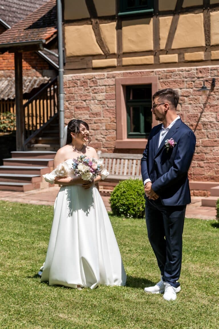 00614-florian-knusper-hochzeitsfotograf-wuerzburg-brautpaar-im-garten-hofgut hünnersdorf
