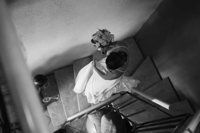 00616-florian-knusper-hochzeitsfotograf-wuerzburg-brautpaar-auf-treppe