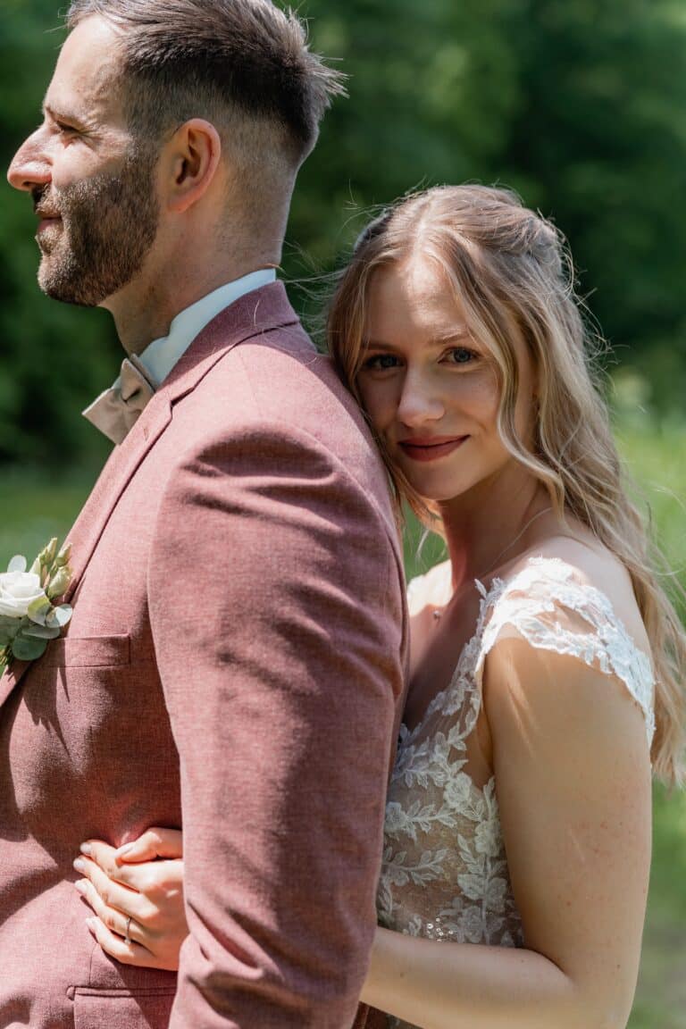 00617-florian-knusper-hochzeitsfotograf-wuerzburg-brautpaar-im-garten-Das Retz