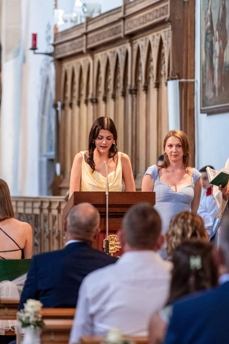 00619-florian-knusper-hochzeitsfotograf-wuerzburg-rednerinnen-in-kirche-villa-oriental