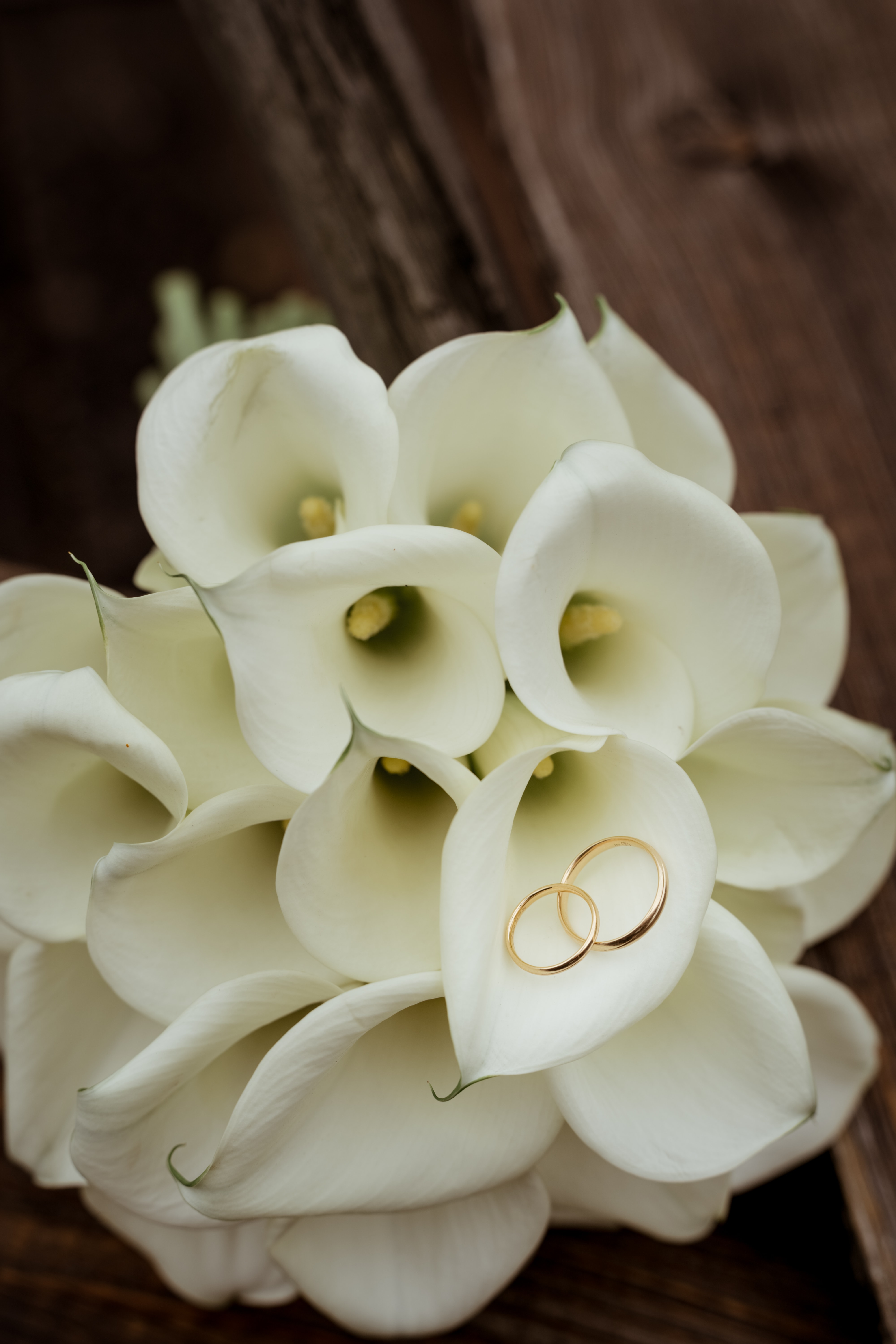 Hochzeitsringe auf Lilienstrauß