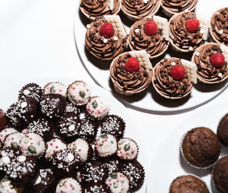 00621-florian-knusper-hochzeitsfotograf-wuerzburg-hochzeits-cupcakes-tablett-Winzerhof Stahl