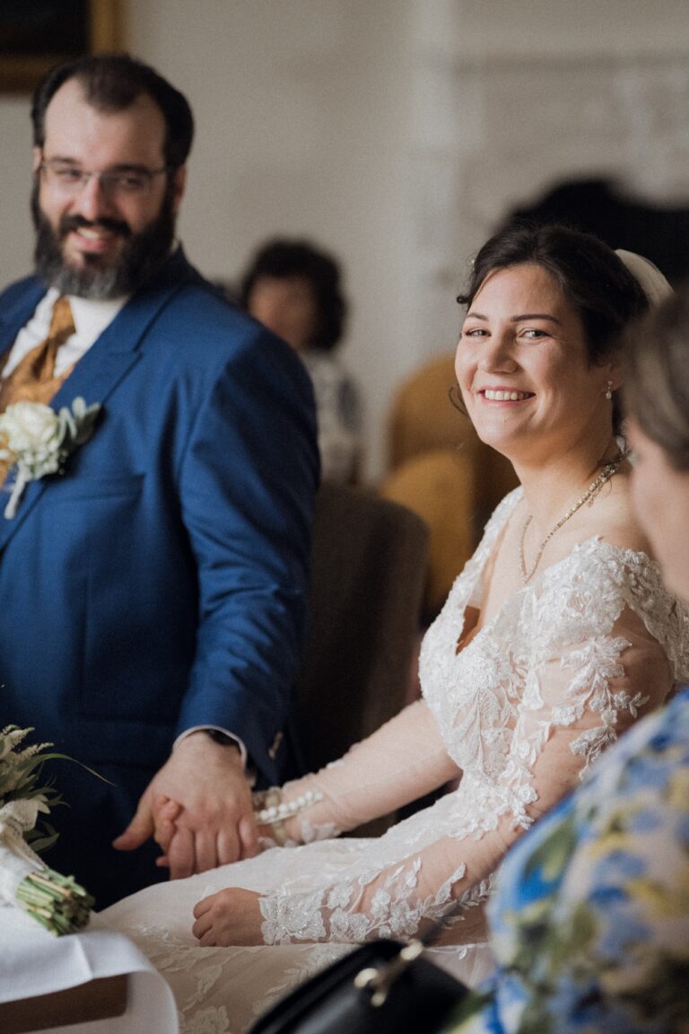 00622-florian-knusper-hochzeitsfotograf-wuerzburg-paar-im-raum-auf-stuehlen-Schloss Oberschwarzach