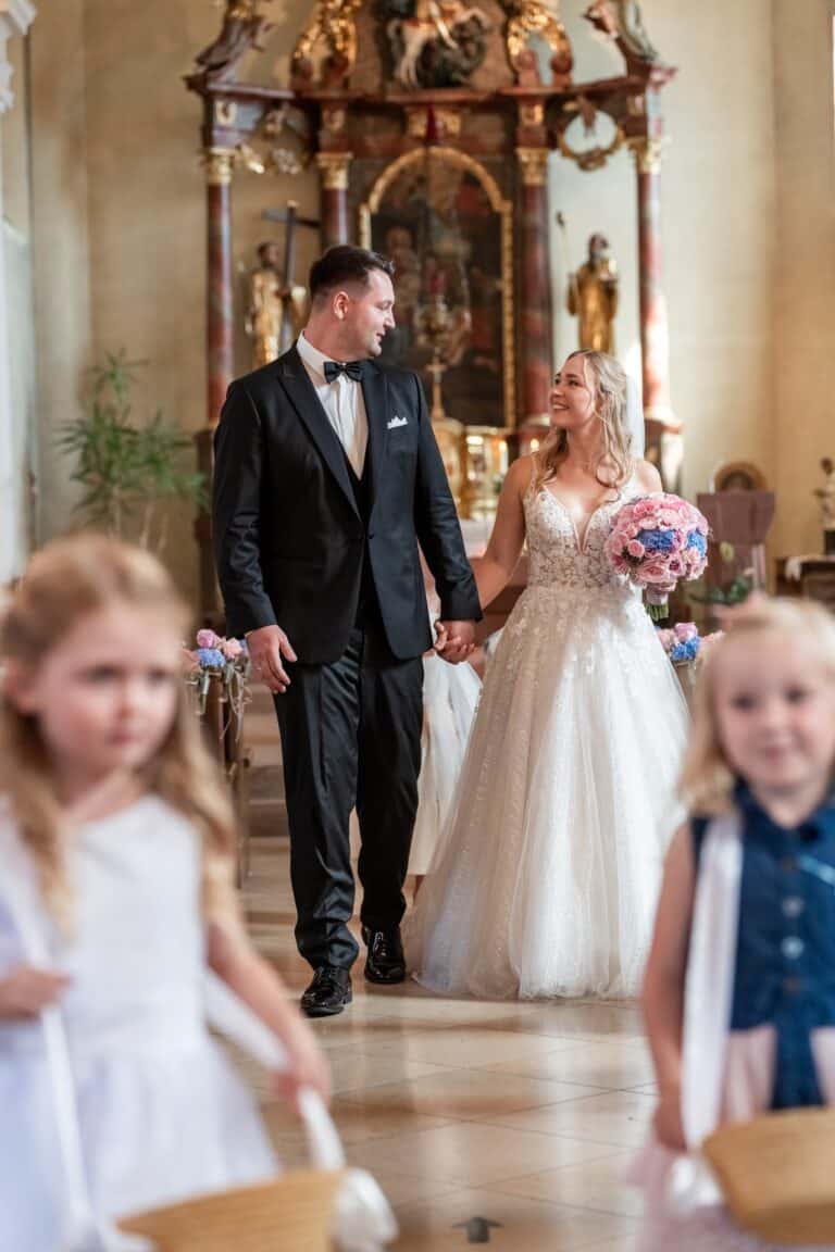 00630-florian-knusper-hochzeitsfotograf-wuerzburg-paar-einzug-in-kirche-Kloster Bronnbach