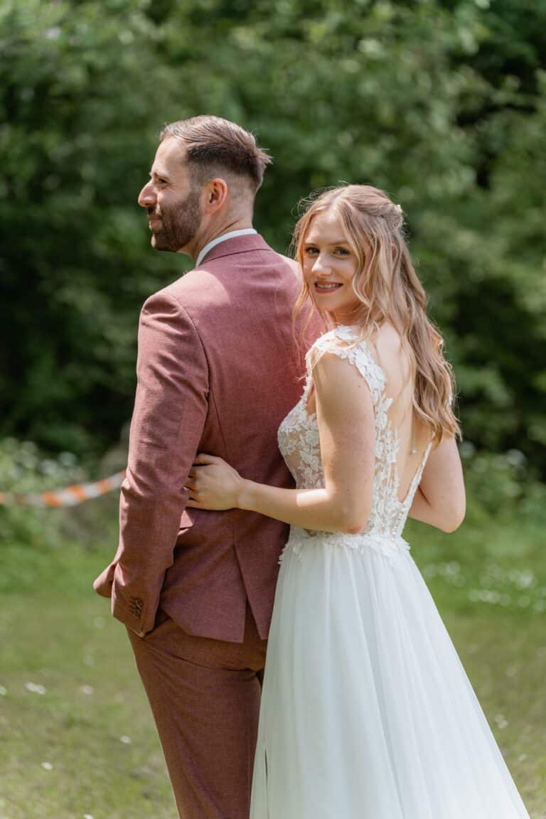 00645-florian-knusper-hochzeitsfotograf-wuerzburg-brautpaar-im-garten-Das Retz