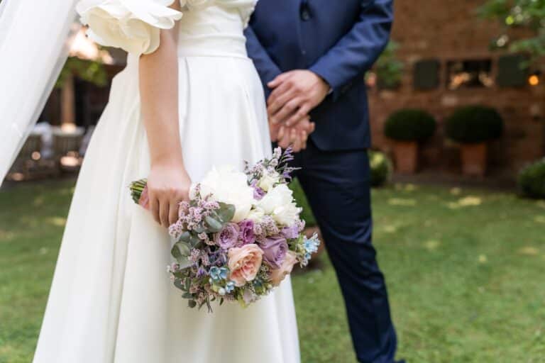 00652-florian-knusper-hochzeitsfotograf-wuerzburg-brautpaar-im-garten-hofgut hünnersdorf