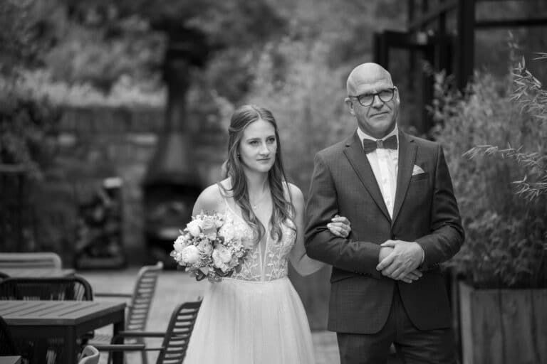 00660-florian-knusper-hochzeitsfotograf-wuerzburg-braut-mit-begleitung-Hotel Freihof Prichsenstadt