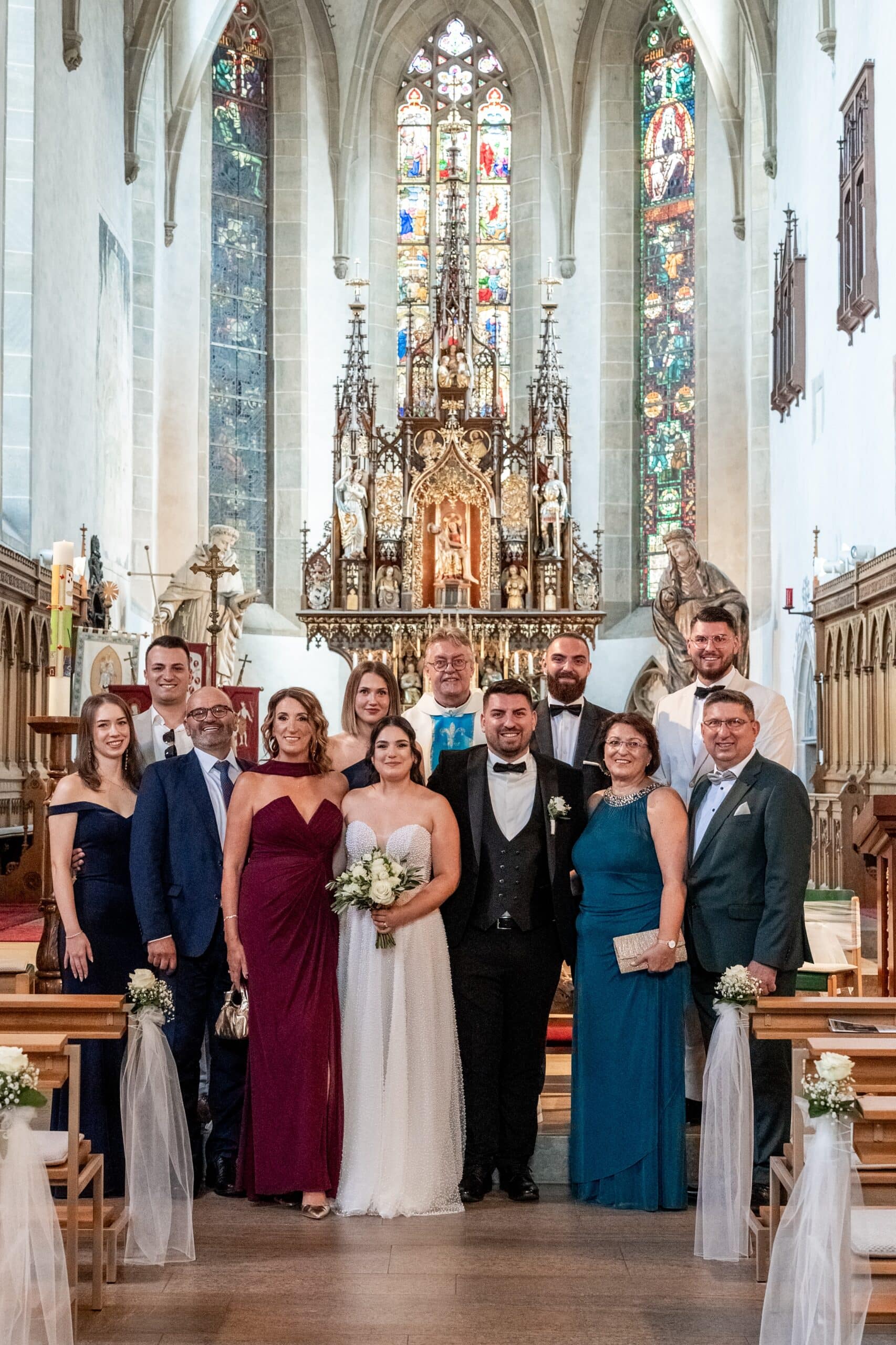 Hochzeitsgesellschaft in Kirche vor Altar