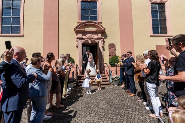 00665-florian-knusper-hochzeitsfotograf-wuerzburg-brautpaar-vor-kirche-Kloster Bronnbach