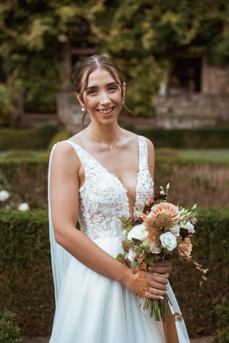 00685-florian-knusper-hochzeitsfotograf-wuerzburg-braut-mit-blumenstrauss-Schloss Zeilitzheim