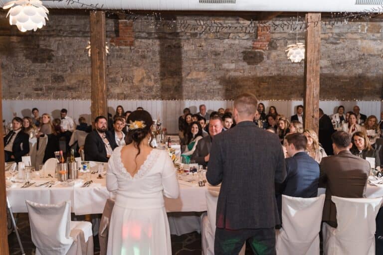 00686-florian-knusper-hochzeitsfotograf-wuerzburg-hochzeitsgesellschaft-im-saal-Winzerhof Stahl