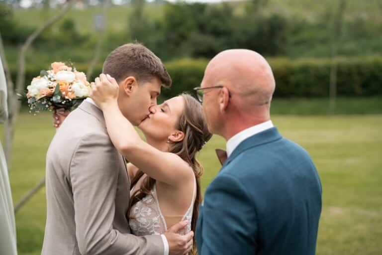 00688-florian-knusper-hochzeitsfotograf-wuerzburg-brautpaar-im-garten-Hotel Freihof Prichsenstadt