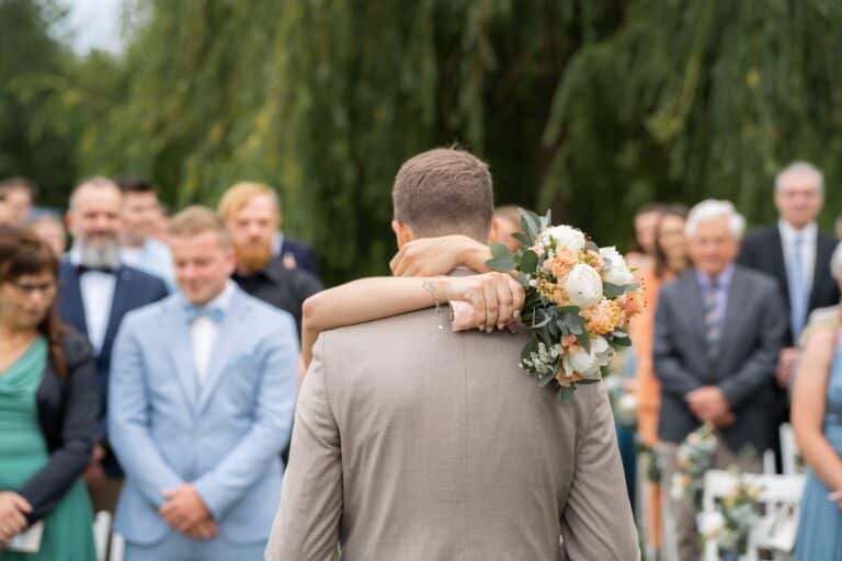 00697-florian-knusper-hochzeitsfotograf-wuerzburg-paar-vor-gaesten-im-freien-Hotel Freihof Prichsenstadt