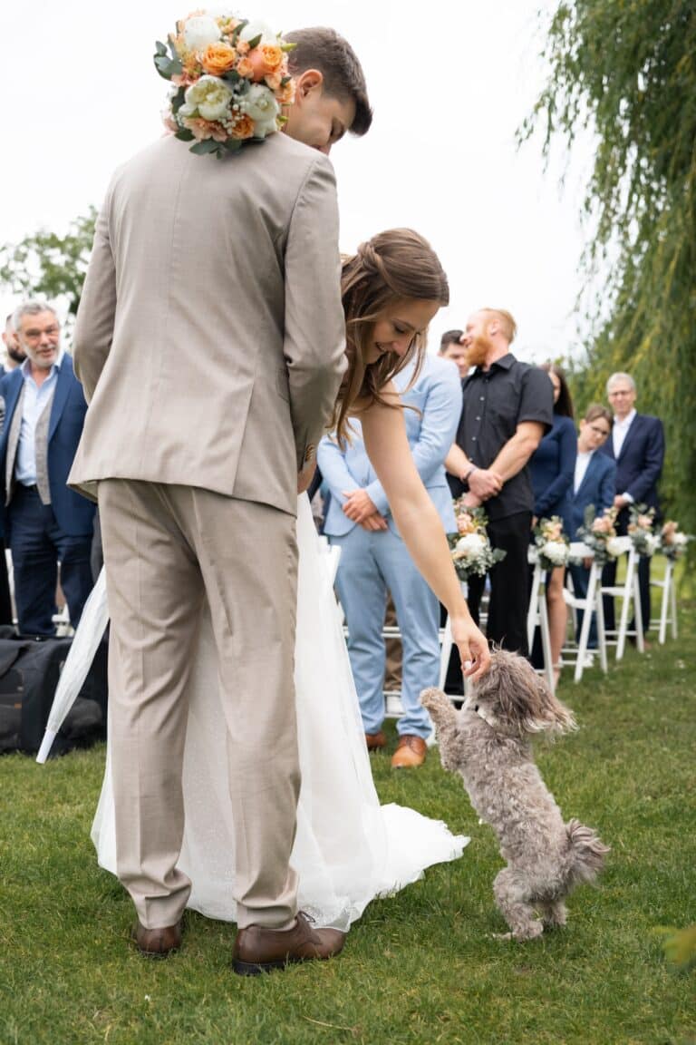 00702-florian-knusper-hochzeitsfotograf-wuerzburg-brautpaar-mit-hund-im-garten-Hotel Freihof Prichsenstadt