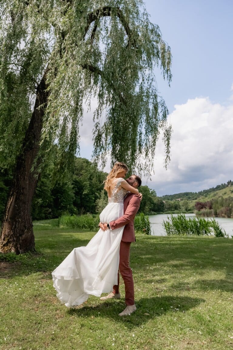 00713-florian-knusper-hochzeitsfotograf-wuerzburg-brautpaar-im-garten-Das Retz