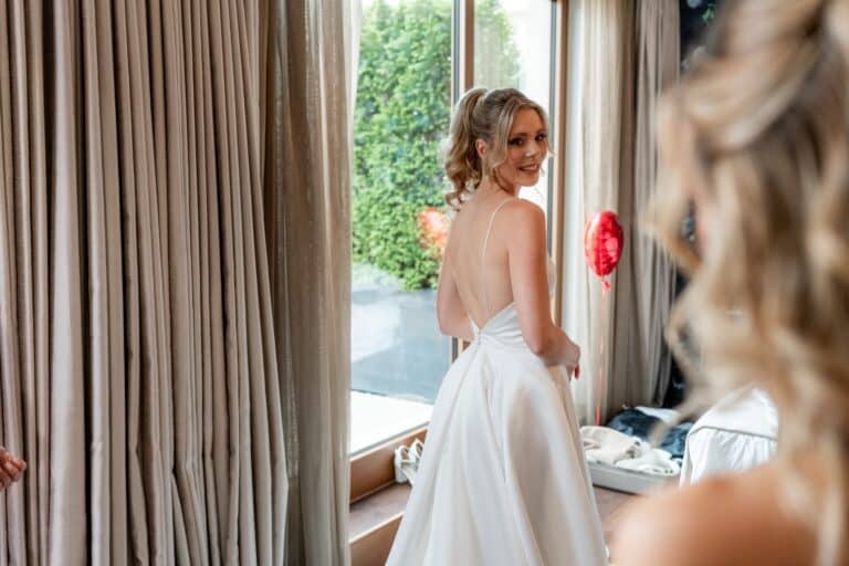 00719-florian-knusper-hochzeitsfotograf-wuerzburg-braut-im-zimmer-Villa Oriental